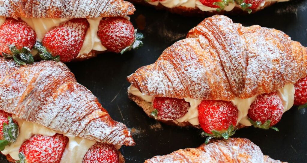 Croissant mit Erdbeeren