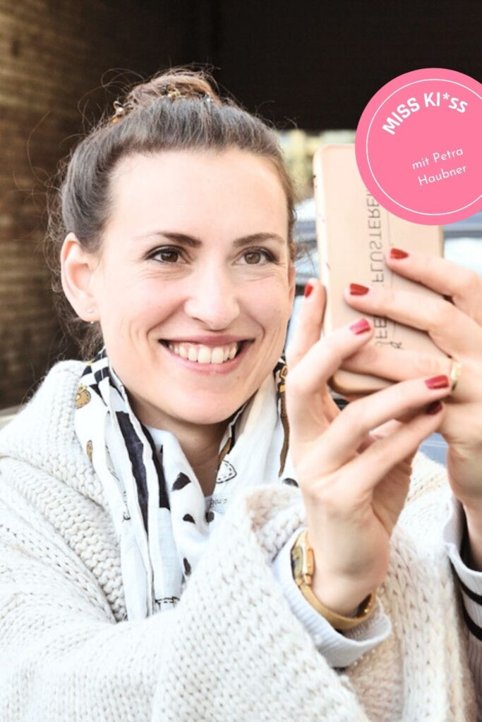 Petra Pinformat mit Handy